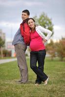 pareja feliz al aire libre foto