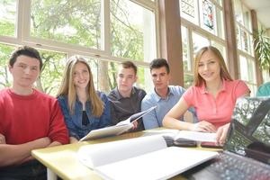 grupo de adolescentes en la escuela foto