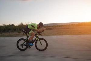 atleta de triatlon andando en bicicleta foto