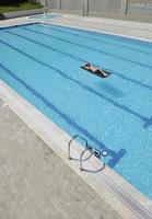 mujer relajarse en la piscina foto