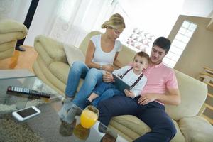 familia en casa usando una tableta foto