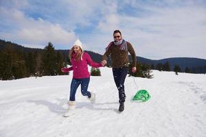 feliz pareja joven divirtiéndose en un espectáculo fresco en vacaciones de invierno foto