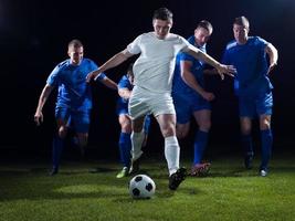 duelo de futbolistas foto