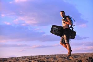 retrato, de, un, joven, kitsurf, hombre, en, playa, en, ocaso foto