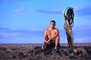 retrato, de, un, joven, kitsurf, hombre, en, playa, en, ocaso foto