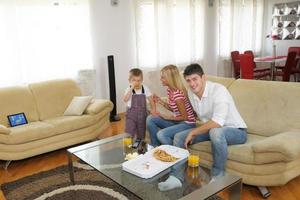 familia comiendo pizza foto