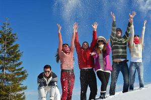 diversión de invierno con grupo de jóvenes. foto