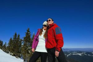 pareja joven en vacaciones de invierno foto