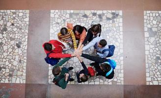 grupo de jóvenes felices mostrando su unidad. foto