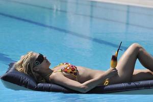 hermosa mujer relajarse en la piscina foto