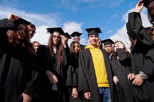 grupo de diversos estudiantes graduados internacionales celebrando foto