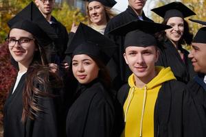 grupo de diversos estudiantes graduados internacionales celebrando foto