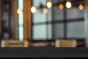 mesa de madera vacía con vista a la habitación o escritorio de madera con restaurantes con fondo borroso, espacio para copiar el texto foto