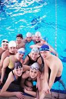 grupo adolescente feliz en la piscina foto