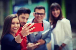 grupo de adolescentes multiétnicos tomando un selfie en la escuela foto