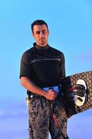 retrato, de, un, joven, kitsurf, hombre, en, playa, en, ocaso foto