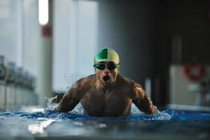 nadador en piscina foto