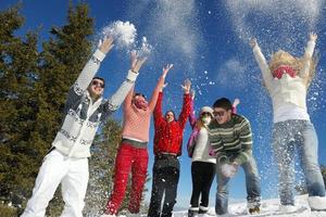 diversión de invierno con grupo de jóvenes. foto