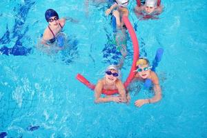 grupo de niños felices en la piscina foto