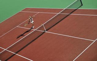 mujer joven jugar al tenis foto