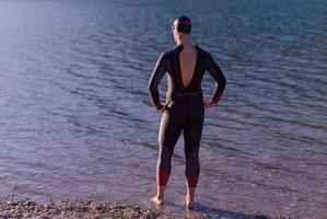 retrato de nadador triatleta con traje de neopreno en entrenamiento foto