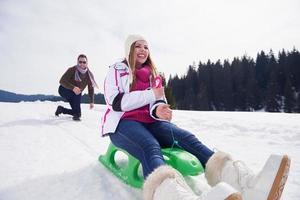 feliz pareja joven divirtiéndose en un espectáculo fresco en vacaciones de invierno foto