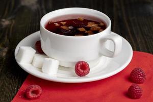 té de frambuesa roja con trozos de frutas y bayas foto