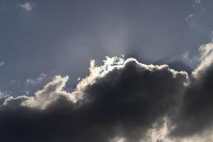 hermoso cielo con nubes en el verano foto