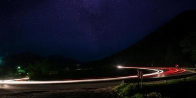 estelas de luz en la noche foto