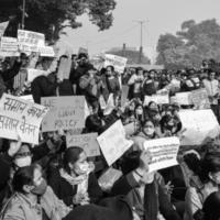 delhi, india 25 de diciembre de 2021 - profesores invitados contractuales de delhi con carteles, banderas y graffitis protestando contra el gobierno de aap de delhi por hacer políticas, profesor de delhi protestando en blanco y negro foto