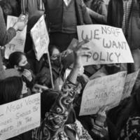 delhi, india 25 de diciembre de 2021 - profesores invitados contractuales de delhi con carteles, banderas y graffitis protestando contra el gobierno de aap de delhi por hacer políticas, profesor de delhi protestando en blanco y negro foto