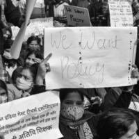 delhi, india 25 de diciembre de 2021 - profesores invitados contractuales de delhi con carteles, banderas y graffitis protestando contra el gobierno de aap de delhi por hacer políticas, profesor de delhi protestando en blanco y negro foto