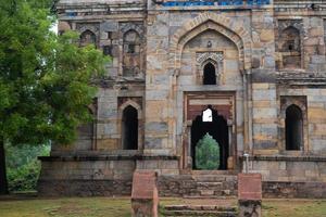 arquitectura mogol dentro de los jardines lodhi, delhi, india, se dice que la hermosa arquitectura dentro de la mezquita de tres cúpulas en el jardín lodhi es la mezquita del viernes para la oración del viernes, tumba del jardín lodhi foto