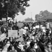 delhi, india 25 de diciembre de 2021 - profesores invitados contractuales de delhi con carteles, banderas y graffitis protestando contra el gobierno de aap de delhi por hacer políticas, profesor de delhi protestando en blanco y negro foto