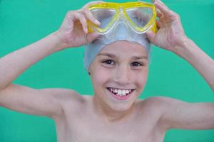 retrato de niño en la piscina foto