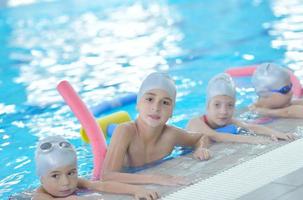 grupo de niños en la piscina foto