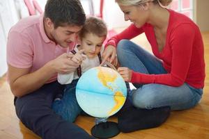 la familia se divierte con el globo foto