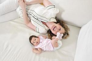 hermosa joven madre pequeña con un pequeño bebé foto