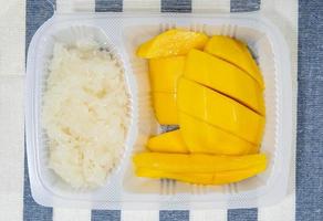 arroz pegajoso de mango, postres tailandeses. foto