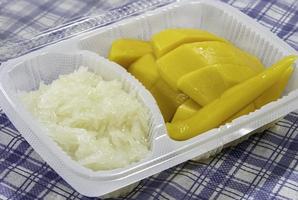 arroz pegajoso de mango, postres tailandeses para llevar a casa. foto