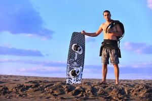 retrato, de, un, joven, kitsurf, hombre, en, playa, en, ocaso foto