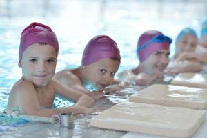 grupo de niños felices en la piscina foto