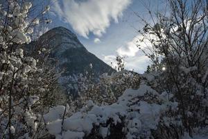 paisaje de invierno de montaña foto