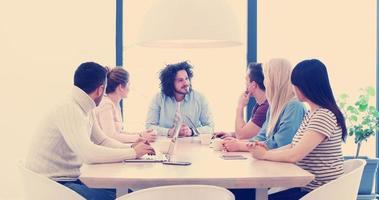 equipo de negocios de inicio en una reunión en un edificio de oficinas moderno foto