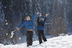 niños jugando con nieve fresca foto