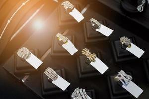 anillos de diamantes en la exhibición de la ventana de la tienda de lujo de joyería foto