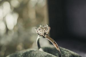 anillo de diamantes de compromiso de lujo en caja de regalo de joyería con fondo de luz bokeh foto