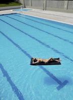 hermosa mujer relajarse en la piscina foto