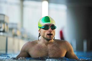 nadador en piscina foto