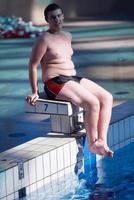 grupo de niños en la clase de la escuela de piscina foto